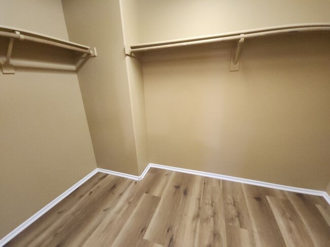 Building Photo - Beautiful detached home with fully fenced back yard.