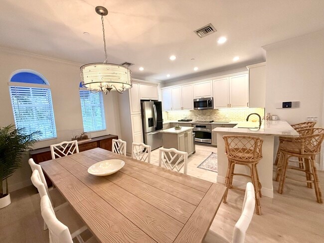 Building Photo - 809 Estancia Wy