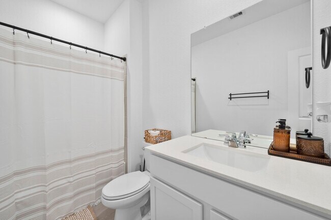 Building Photo - 807 Heaven Dr