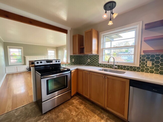 Building Photo - 4643 NE 38th Ave
