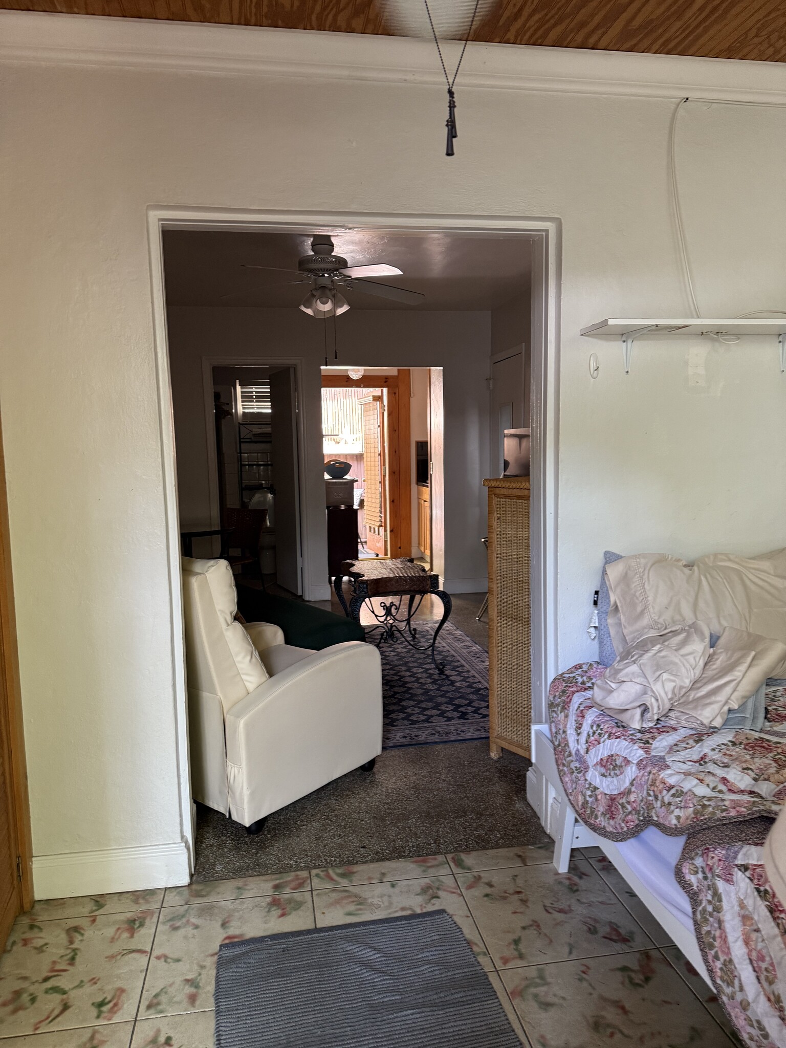 Single bed - 1505 White St