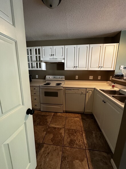 Kitchen from laundry - 2595 Thackery Rd