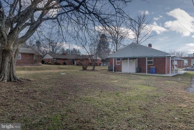 Building Photo - 2412 Dickinson Ave