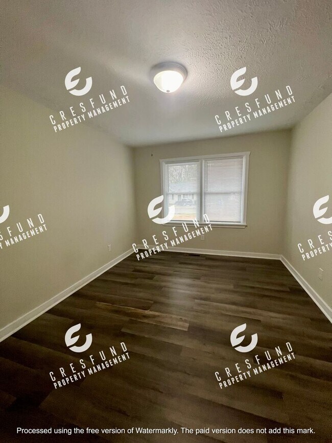 Building Photo - Spacious 1 BR 1 Bath Bottom Unit - Ready for Move In Today!