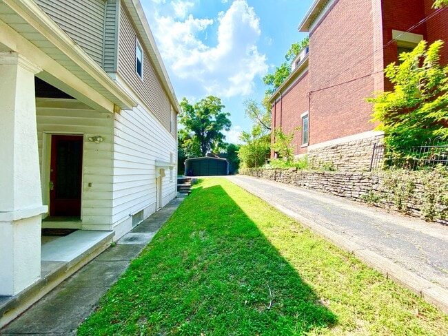 Building Photo - 5 bedroom /2 bath mins. from UC for $650/pp ($3,250/mo) w/ off-street parking included!