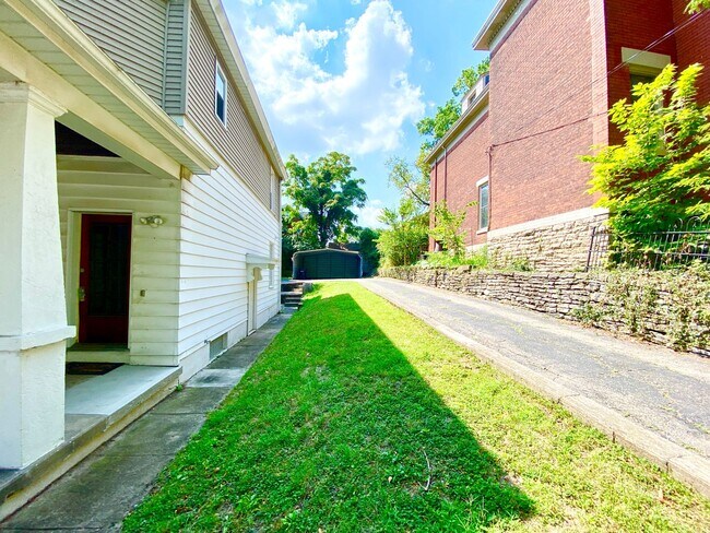 Building Photo - 5 bedroom /2 bath mins. from UC for $700/pp ($3500/mo) w/ off-street parking included!