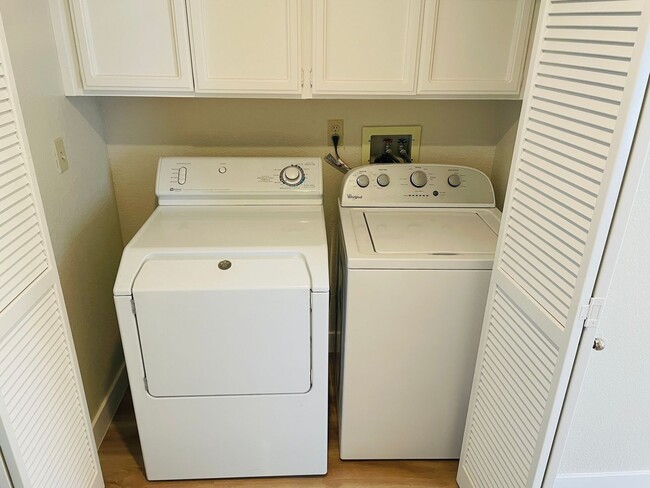 Building Photo - Wonderful 3 Bed 2.5 Bath Townhouse In Mountain View. Beautiful Vinyl Plank Flooring Installed Thr...