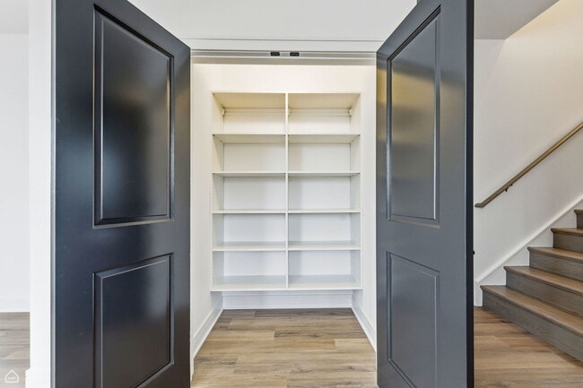 Building Photo - 3902 S Lake Park Ave