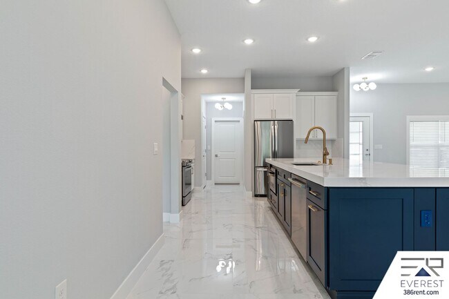 Building Photo - FULLY FENCED, LIKE NEW, CUSTOM BUILT 3/2/2 ON A CUL DE SAC IN DESIRABLE QUAIL HOLLOW