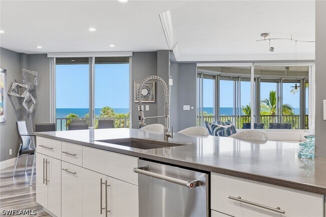 Building Photo - 8111 Bay Colony Dr