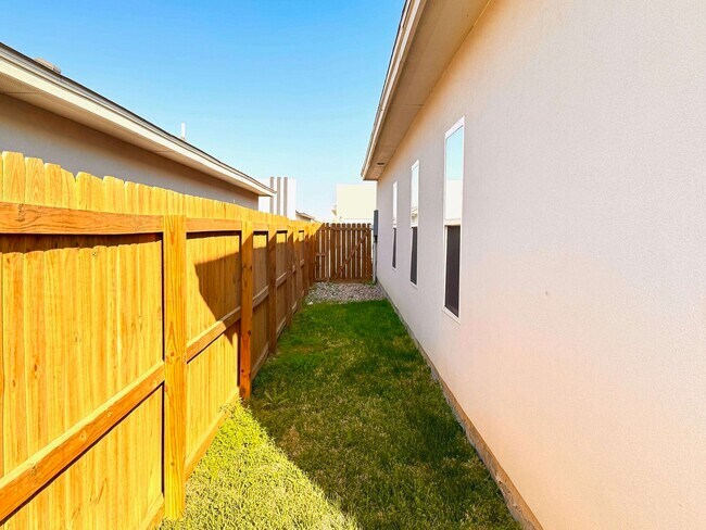 Building Photo - 1426 Los Estribos Dr