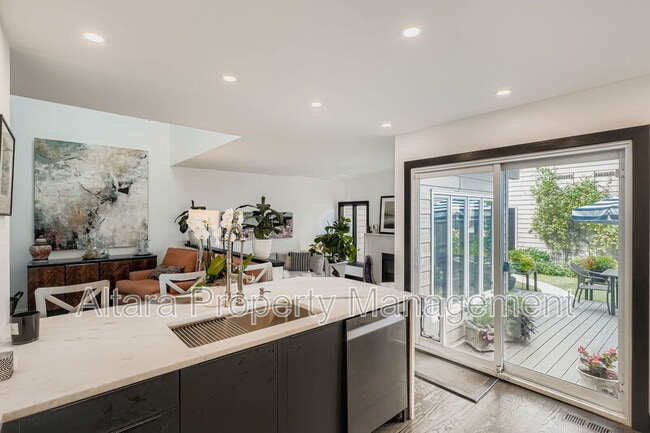 Building Photo - 287 S Holly St