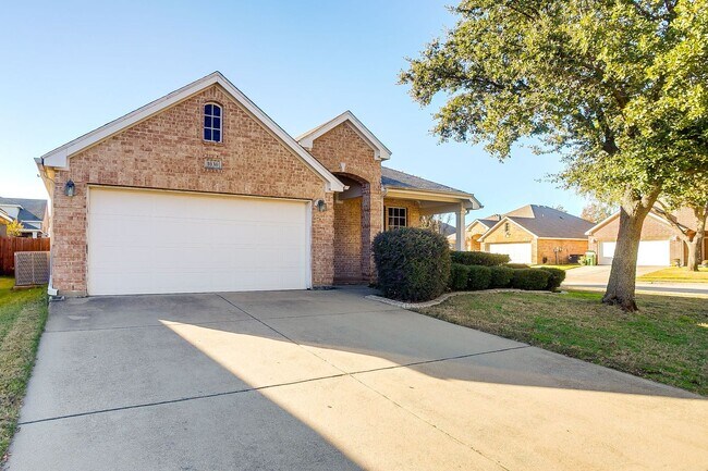 Building Photo - Beautiful Corner Lot Home in North Arlington-  3 Bed, 2 Bath- Ready for New Tenants- Arlington ISD