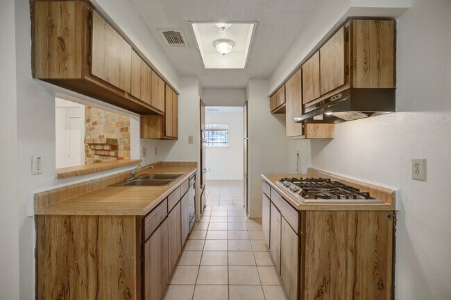 Building Photo - 12718 Panay Dr