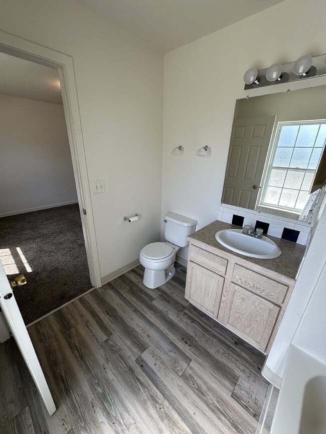 Building Photo - Upper Level 2 Bedroom 1 Bath Apartment