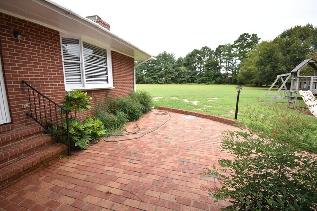 Building Photo - 4 Bedroom and 3 Bath Home- Vander