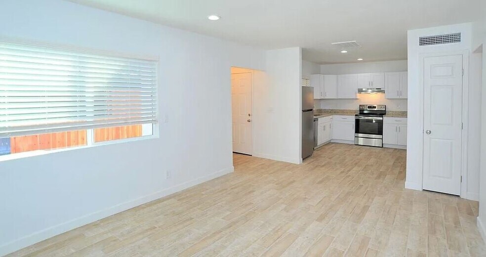 Building Photo - 3318 E Presidio Rd