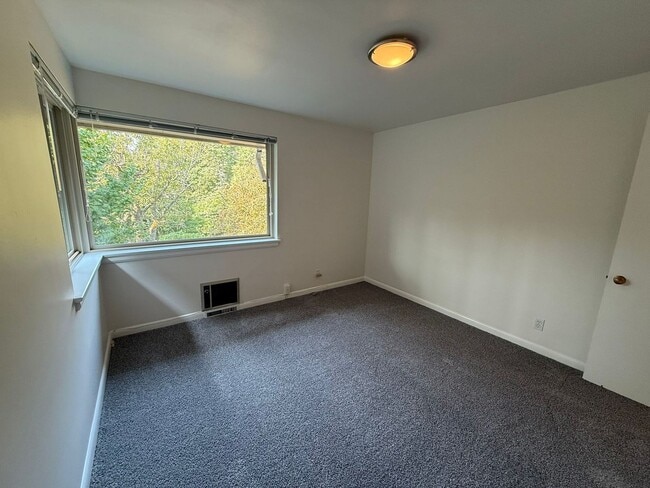Building Photo - 2 Bedroom 2 Bathroom + Den Magnolia House!