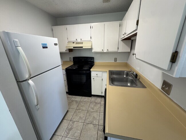 Building Photo - 1 bedroom apartment with in-unit laundry, 2nd floor unit, close to the river and walking path.