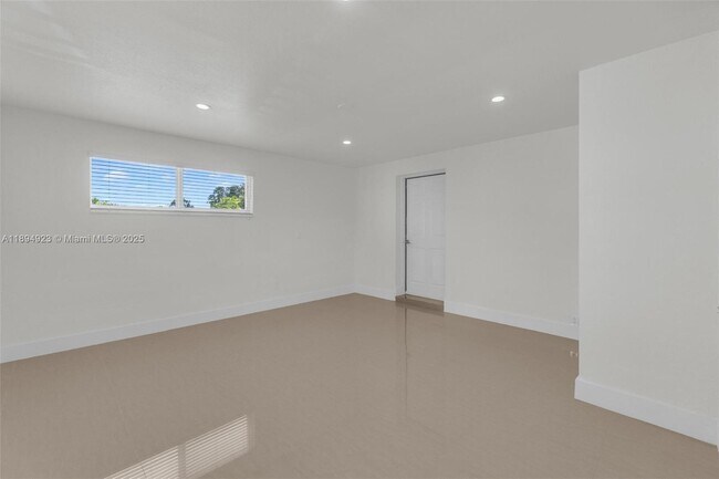 Building Photo - 5520 SW 91 Ave