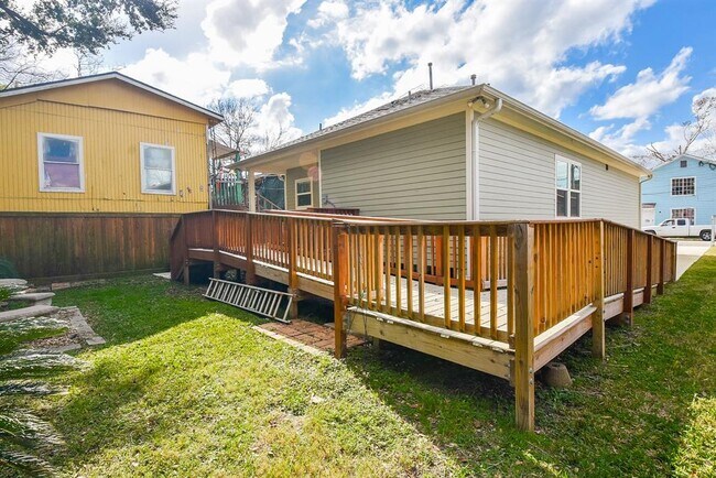 Building Photo - 205 De Koven St