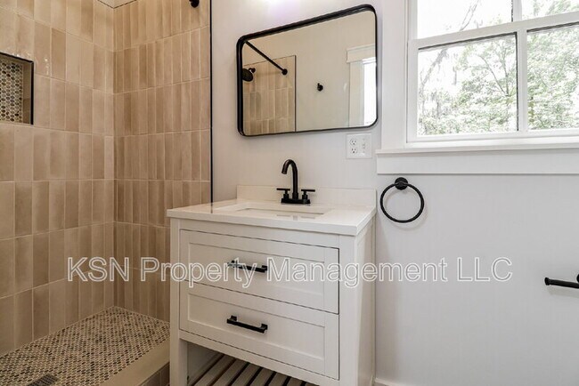 Building Photo - 1025 W 38th St