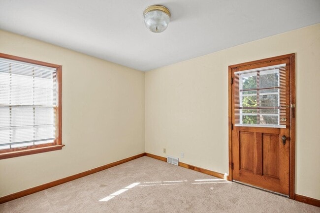 Building Photo - 1700 E Menlo Blvd