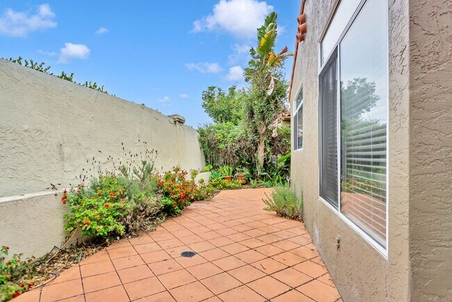 Building Photo - Beautiful 3 Bedroom/2.5 bath  detached hom...