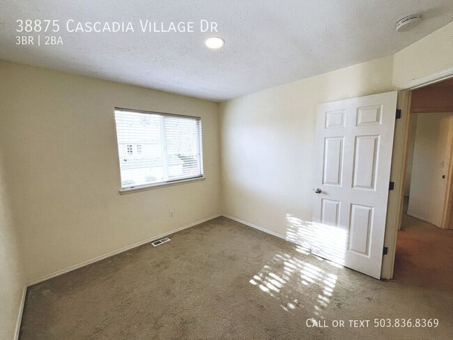 Building Photo - Light and Bright 3 Bedroom 2 Bathroom Home...