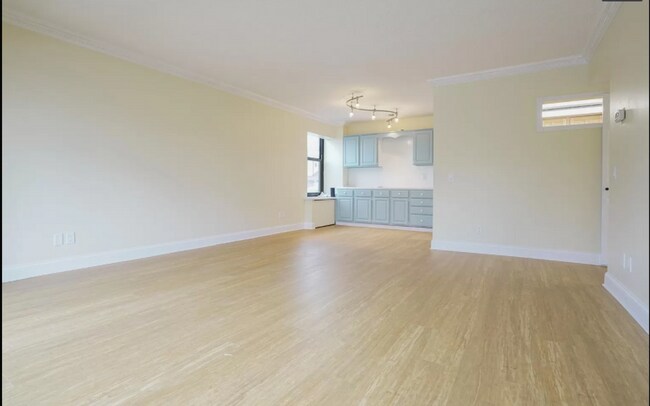 Building Photo - 3 Bedroom, 2 Bathroom Condo in Downtown!