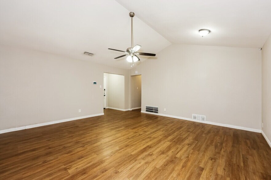 Building Photo - 1108 N Knowles Dr