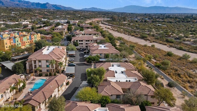 Building Photo - 2550 E River Rd