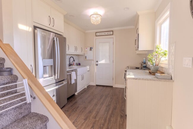 Building Photo - Immaculate 3 bedroom 1 Bathroom - Full House