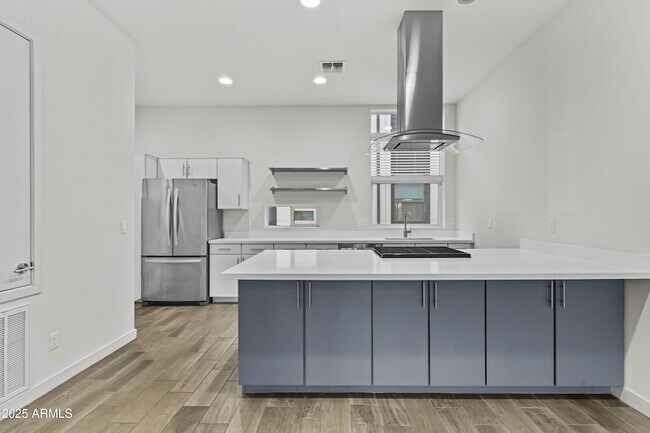 Building Photo - 325 E Coronado Rd