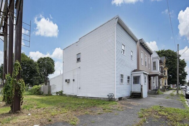 Building Photo - 690 2nd Ave