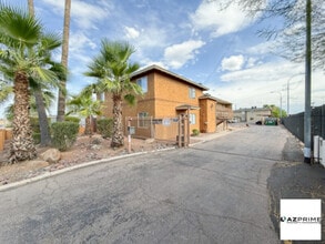 Building Photo - Introducing this Remarkable 2/1 Phoenix Co...
