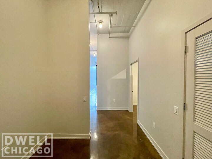 Building Photo - 152 W Huron St