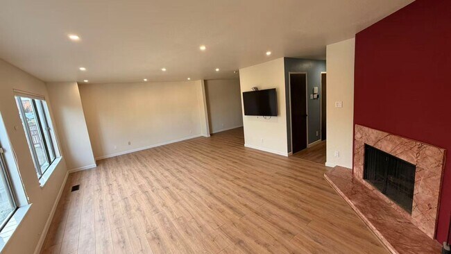 Building Photo - 3Bed/2.5Ba Tri-Level Home with Views, Solar, and Private Yard – Glen Park