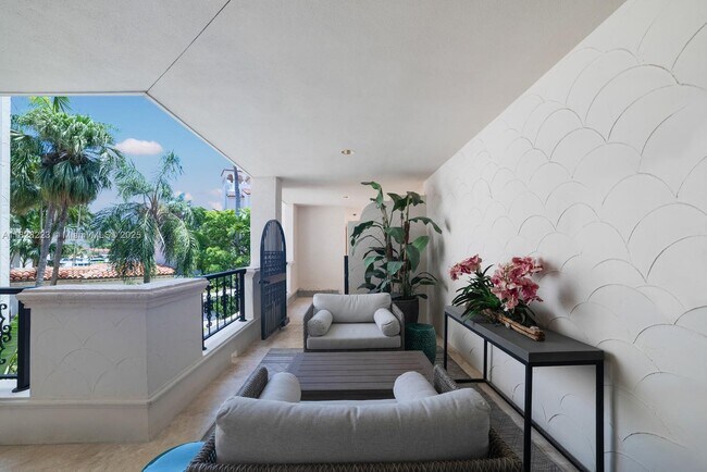 Building Photo - 2424 Fisher Island Dr