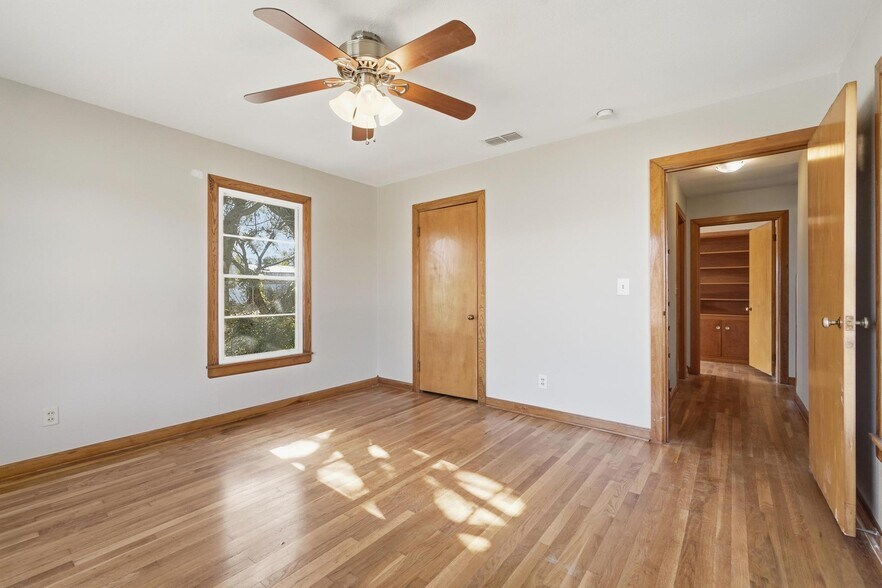 Building Photo - 134 Meander St