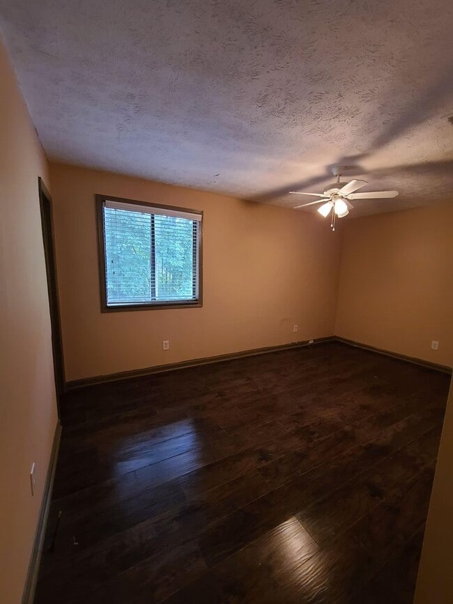 Building Photo - Conveniently Located 3 Bedroom 1 1/2 Bath ...