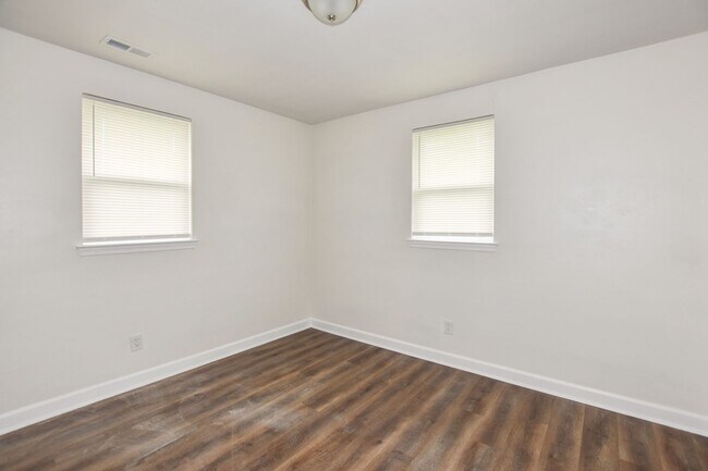 Building Photo - 936-938 Schumann Dr