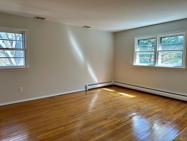 Building Photo - 5 Bronze Ct