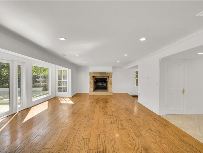 Building Photo - 9654 Wendover Dr