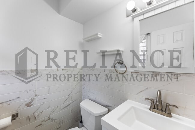 Building Photo - 2210 W Columbine Ln