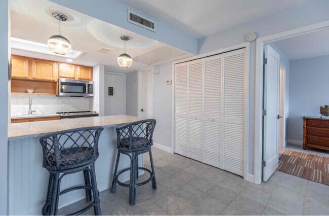 Building Photo - 1830 Robalo Dr