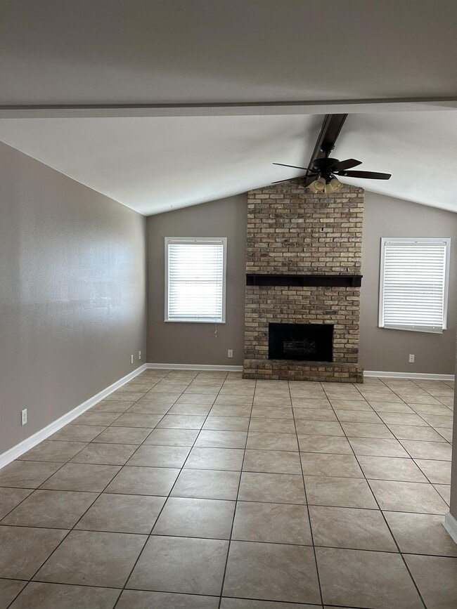 Building Photo - 300 Woodale Dr