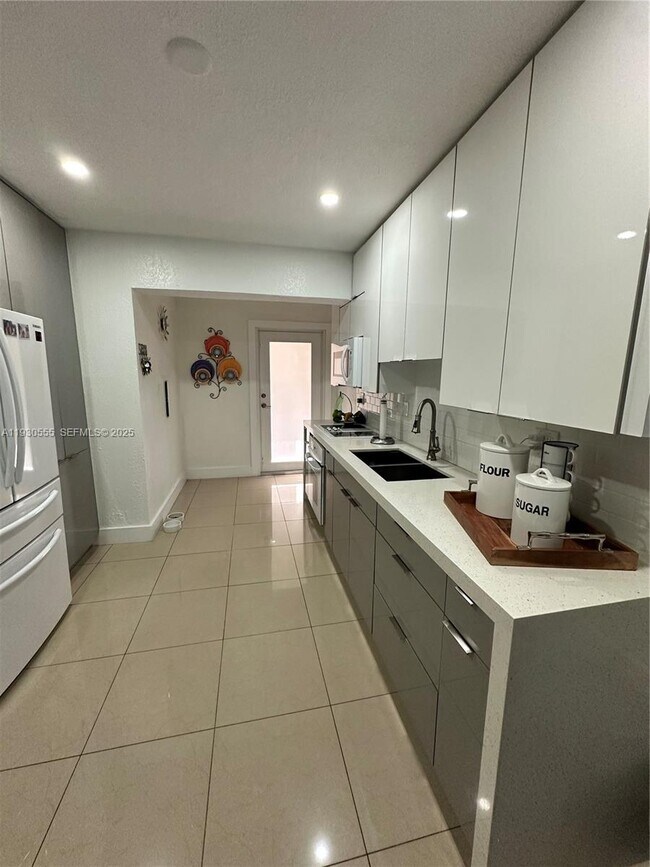 Building Photo - 5010 E 1st Ave