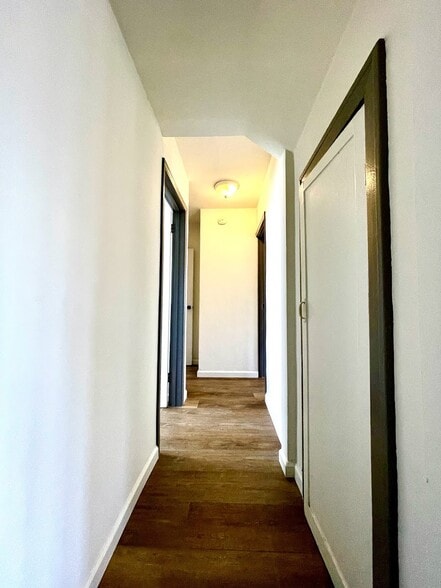 Building Photo - 1345 S Sycamore Ave