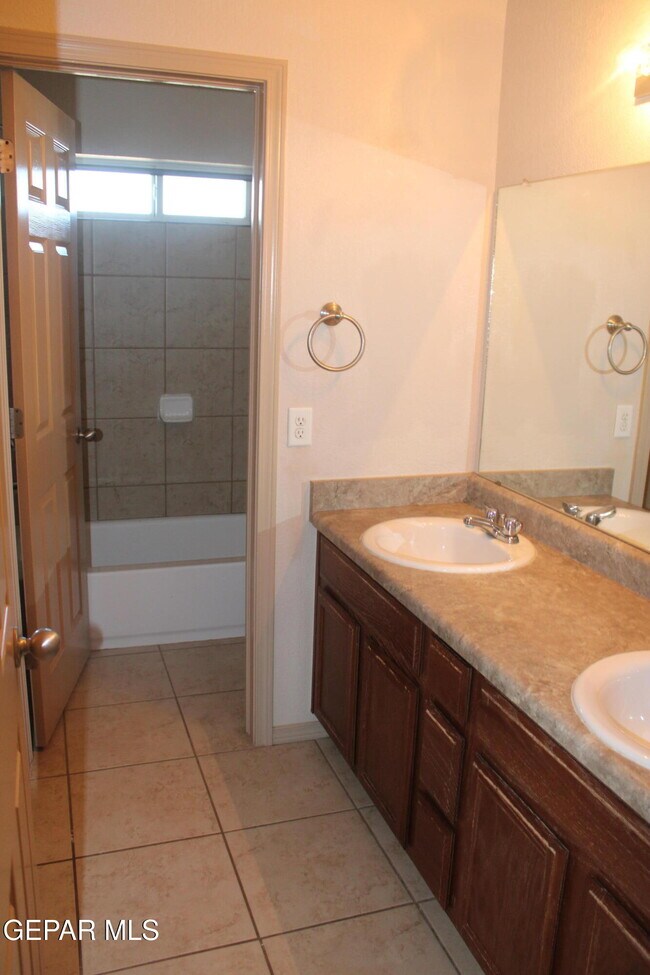 Building Photo - 2416 Escape Point St